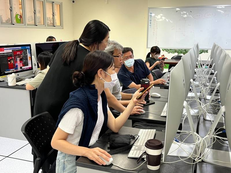 指導教師們學習數位互動設計技巧，協助掌握電子書製作要領