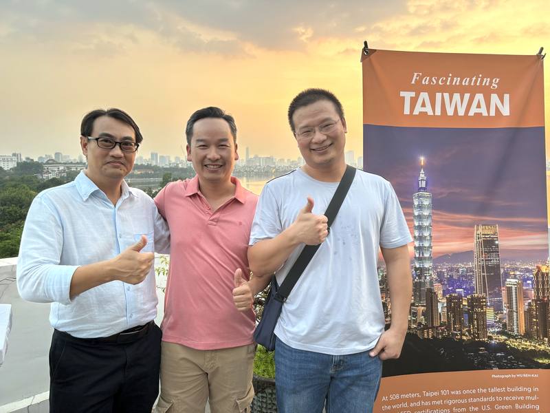 現為東亞理工學院中文系系主任的阮清廉（左）、現任職於越南科技翰林院的阮春厚（中）20日受邀於駐越南代表官邸共慶中秋，兩人都在各自領域推動台越交流