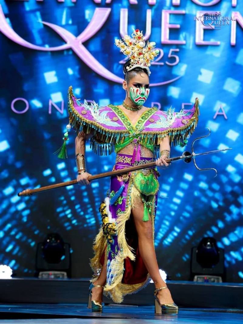 台灣佳麗鄭宥筠（Tiffany Queen）20日參加2025國際皇后小姐（Miss International Queen）跨性別選美比賽，她身上所穿的服裝是以陣頭「官將首」為主題，展現台灣特有的宮廟文化。（鄭宥筠提供）