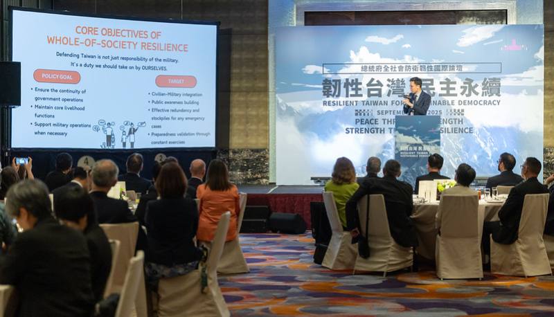 副總統聽取國安會副秘書長林飛帆簡報「新版全民國防手冊介紹」