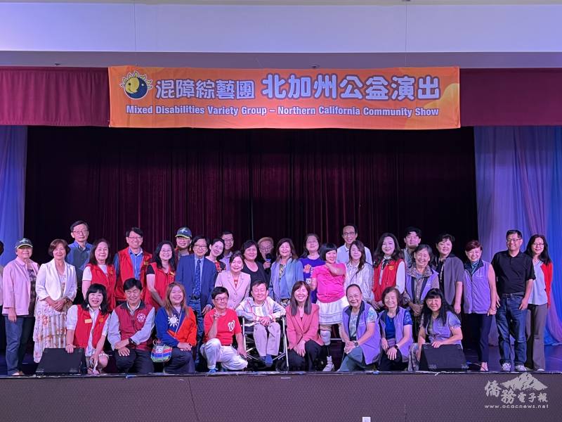 僑團代表與表演者合影
