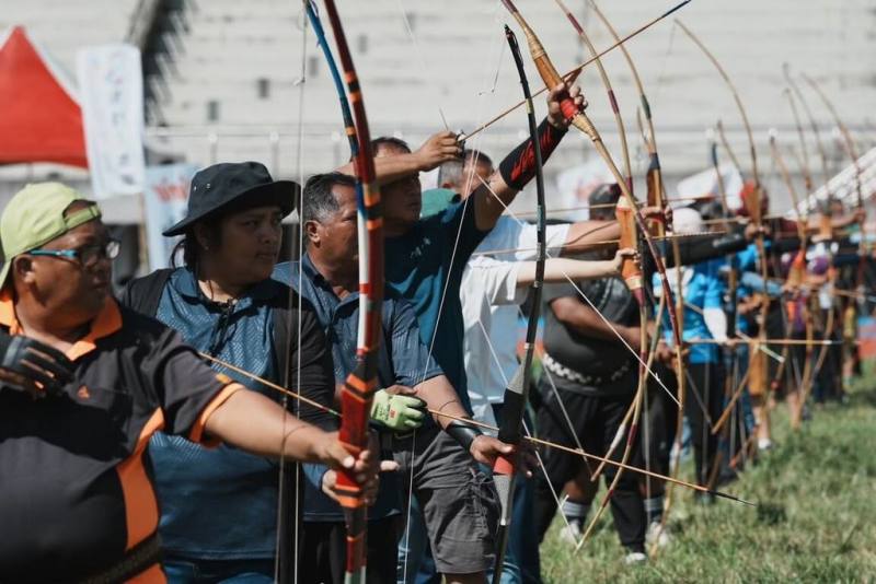 南投縣體育會傳統射箭委員會20日在南投縣立體育場舉辦全國原住民傳統射箭邀請賽，吸引約80支隊伍、380人參加。（南投縣政府提供）