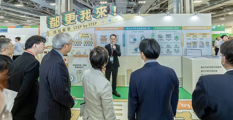 總統與現場貴賓一同參觀攤位