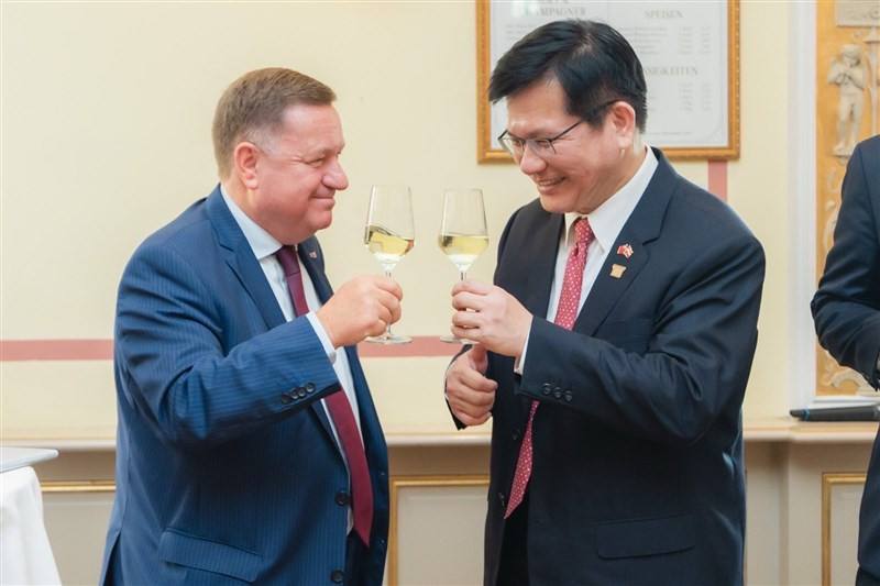 Foreign Minister Lin Chia-lung (right) toasts and exchanges greetings with former Austrian parliamentarian Werner Amon during his visit to Austria on Friday. (Image from Lin's Facebook page)