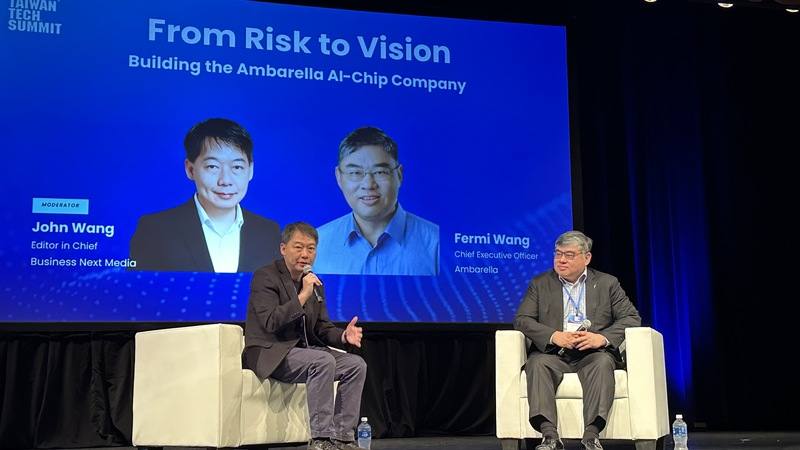 美國晶片公司安霸（Ambarella）執行長王奉民（右）分析邊緣AI應用