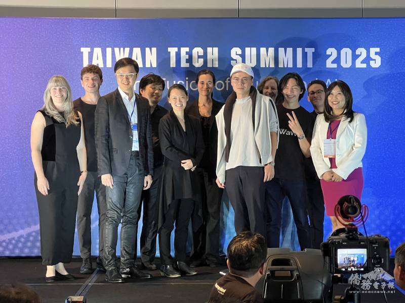 矽島七重奏團員與年會主席謝凱婷(右1)合影