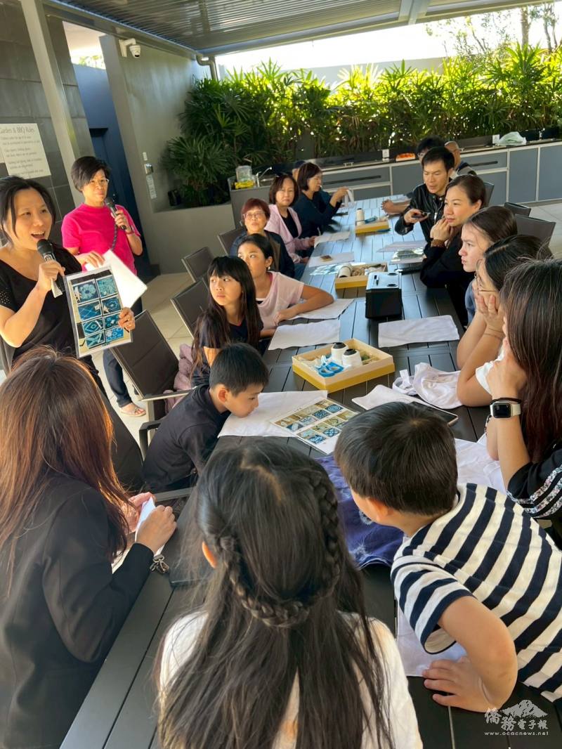 雪梨客家會知識與活力滿滿的主持人洪韶君和蔡儀璇講解設計圖案的紮染方式