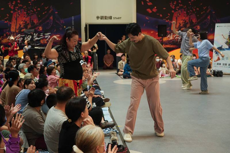 2025「與雲門共舞」首場演出20日下午在屏東縣王船文化館舉行，帶來一場別開生面的舞蹈盛會，吸引數百名觀眾欣賞，舞者更打破舞台界限，邀請觀眾上台享受舞動樂趣