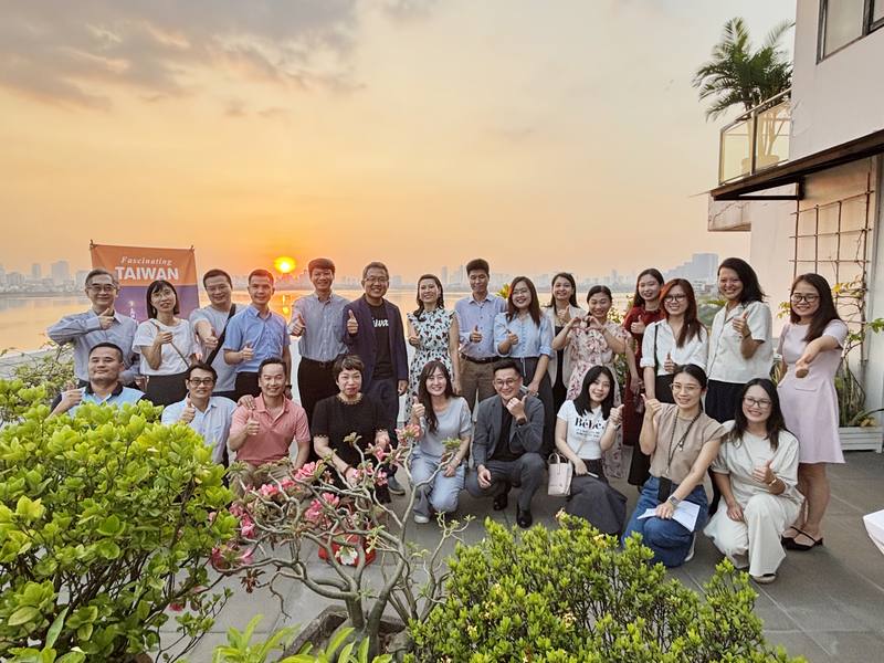 駐越南代表劉世忠（後排左6）20日邀請近30位曾留學台灣的越南「留台校友會」校友齊聚官邸，伴隨著夕陽沒入河內西湖的美景，彼此暢談近況，在不同領域共同推動台越合作交流
