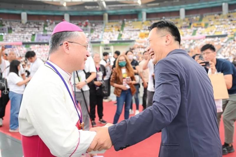 天主教會台灣地區主教團今年首次舉辦「移民移工共融大會」，由新竹教區承辦，21日在桃園巨蛋體育館登場，副市長蘇俊賓（前排右）與天主教會新竹教區主教李克勉（前排左）寒暄互動。（桃園市政府新聞處提供）