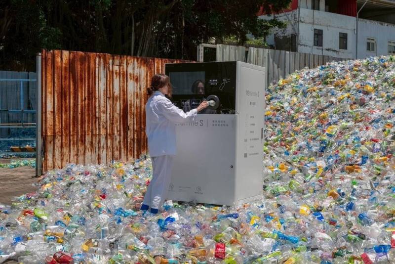 FNG世代設計股份有限公司開發智動化全流程寶特瓶回收機，導入AI（人工智慧）辨識分色與瓶身處理，降低人工成本。（台灣設計研究院提供）