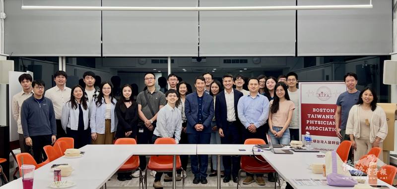 參與講座人員與主講人游維文教授 (中)