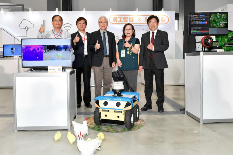 工研院「雞舍管理巡檢機器人」以國產晶片打造農業共通型自主移動載具，可即時蒐集雞隻影像與熱成像資料，協助農場進行雞舍巡檢與健康監測。左起為工研院中分院專案副組長柯文清、工研院感測系統中心執行長朱俊勳、工研院董事長吳政忠、臺南市經發局局長張婷媛、工研院院長劉文雄。