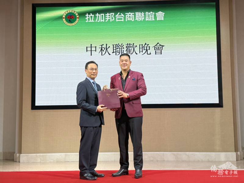 藍夏禮致贈禮品予拉加邦台商聯誼會會長陳俊蓁