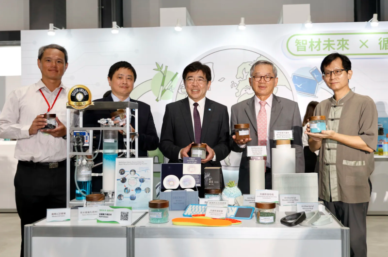 工研院研發的「金屬離子捕捉材NaPoGlass」，透過循環設計及專利組成技術，以國內循環玻璃為料源，轉製成奈米孔洞玻璃材料NaPoGlass，應用於金屬廢水循環的低碳化製程，不僅同時解決兩大廢棄物的問題，並創造出具有雙循環低碳特色的長效抗菌材料。左起為工研院材化所經理杜子邦、工研院材化所副所長溫俊祥、工研院院長劉文雄、行政院政委兼國科會主委吳誠文、臺南市政府副秘書長殷世熙。