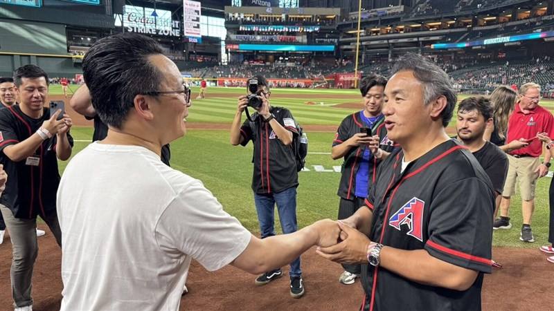 Baseball legend Chang Tai-shan (right) greets Chen Han-ming (left), president of Taiwan-based China Airlines, at the Arizona Diamondbacks' home game on Saturday (U.S. time) to promote the carrier's direct Taipei-Phoenix flights. Photo courtesy of China Ai
