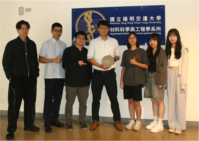 國立陽明交通大學黃彥霖助理教授（左4）領導的研究團隊，成功突破自旋軌道力矩磁阻式隨機存取記憶體（SOT-MRAM）的關鍵材料限制。