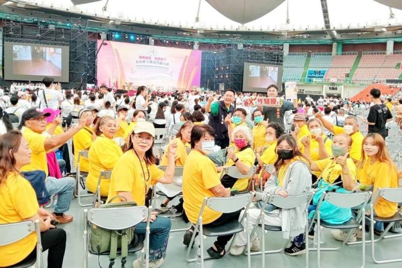 「愛與感恩 希望偕行-在台移工移民共融大會」21日在桃園巨蛋體育館舉辦，吸引多國移工及新住民參加，桃園及龜山警察分局、交通警察大隊除規劃交通維護計畫，也把握機會進行各項宣導。（桃園市警局桃園分局提供）