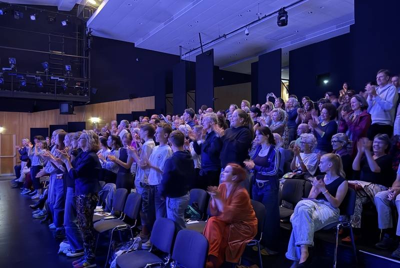 布拉瑞揚舞團在威瑪藝術節演出「路吶」，獲得全場觀眾起立鼓掌回應，現場氣氛熱烈。