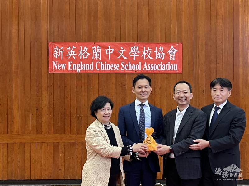 新英格蘭中文學校協會現任會長黃冠群（右2）交棒給新任會長馮文鸞（左1）