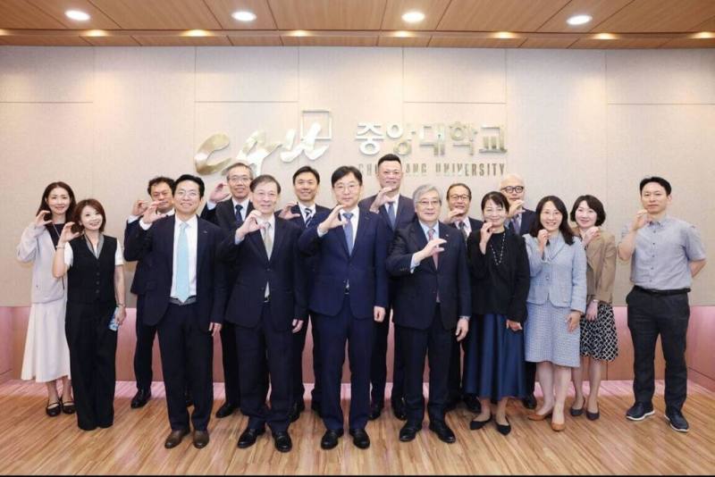 國立中央大學、日本中央大學、韓國中央大學簽署「三中央大學合作聯盟」，未來將以此合作聯盟為基礎，深化學生跨文化學習與交換，推動跨國研究計畫，並拓展行政及專業人員交流。（中央大學提供）