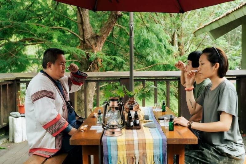 農業部林業及自然保育署南投分署將於11月9日在奧萬大國家森林遊樂區推出5條「走讀山村微旅行」特色體驗路線，其中萬大溪畔繪本旅遊程結合溪流繪本療癒與香糯米香氛體驗。（南投林業分署提供）