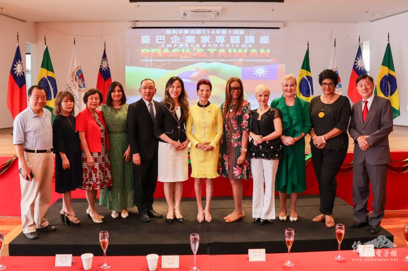 駐聖保羅辦事處處長朱怡靜（左6）、文教中心主任尤正才（左5）、僑務委員洪呂麗月及陳寶玲（左3、左2）、僑務諮詢委員洪慈和（左1）、巴西華人資訊網創辦人支黃秀莉（右6）與貴賓合影
