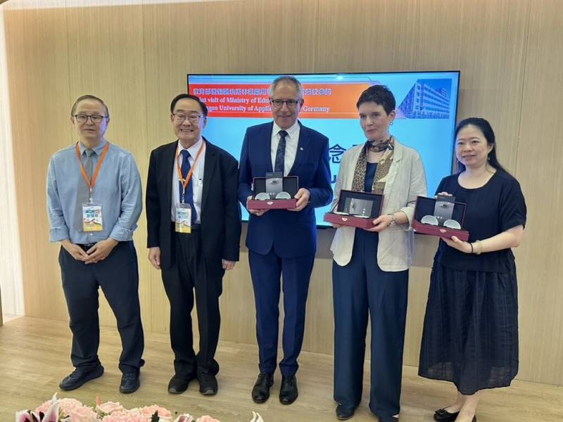 德國埃斯林根應用科技大學校長沃夫邁爾（左3）（Christof Wolfmaier）22日參訪黎明技術學院，獲學校董事長許耀基（左）、校長林明芳（左2）等人歡迎。（校方提供）
