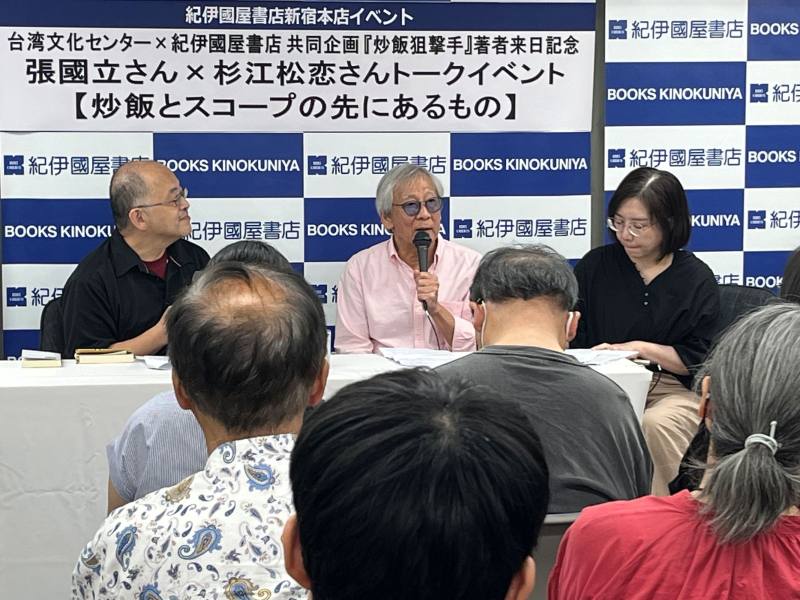 張國立（中）與日本文藝評論家杉江松戀（左）交流座談於一周內即報名額滿，現場吸引許多喜愛懸疑小說的日本讀者參與。（駐日臺灣文化中心提供）