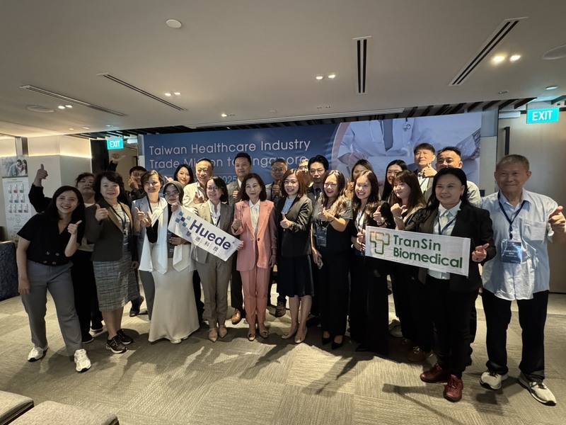 由多家醫療、保健及健康產業機構組成的台灣代表團，22日赴新加坡商務媒合活動。