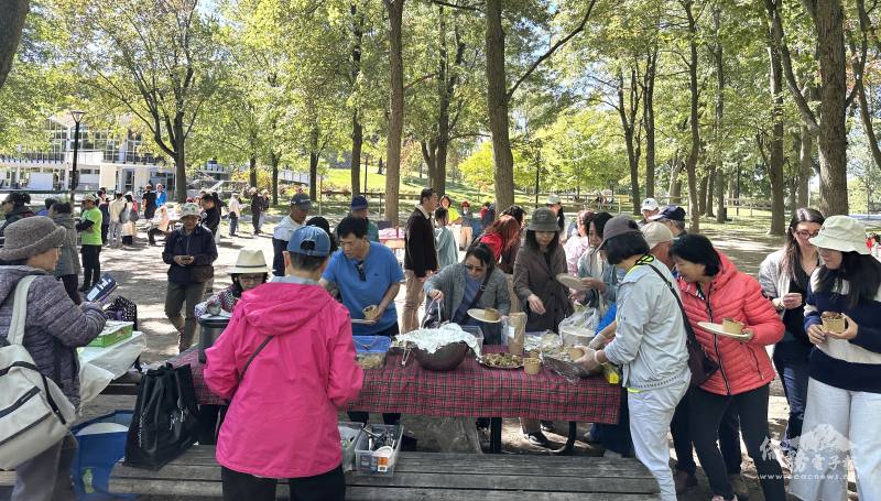 僑胞開心參與野餐會