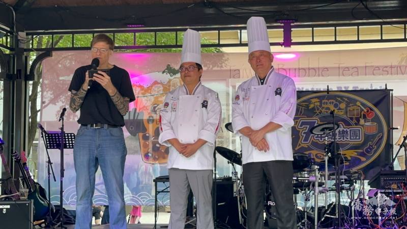 「珍珠奶茶節」主辦方特別邀請臺灣名廚潘岱儒（右）與助理廚師詹志強（中）現場示範，展現臺灣美食的創意魅力