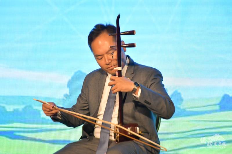 世界臺灣商會聯合總會青商會會長林維洋帶來二胡表演，演奏《大黃蜂的飛行》與《青花瓷》