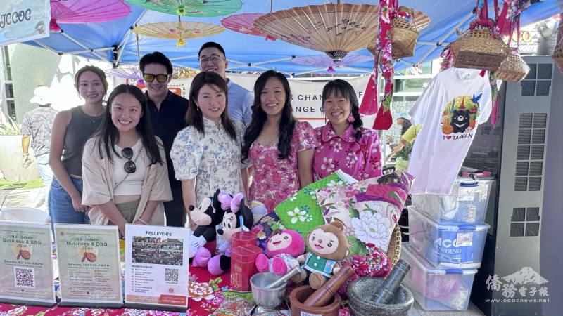 洛杉磯臺美商會青商部展攤以臺灣客家花布及油紙傘為主題