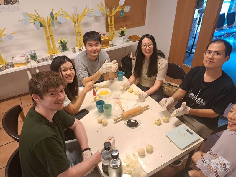 大家學習手作糕餅