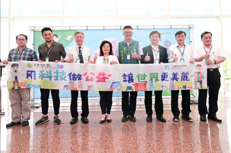 工研院攜手臺南市政府與慈濟基金會，17日舉行「送愛到臺南—風災區國中小捐贈活動」，募集再生筆電、圖書與二手家具，協助災後16所國中小學生安心就學！貴賓左起為：臺南市政府教育局專員鄭嘉緯、臺南市政府教育局專委簡文達、慈濟基金會主任呂芳川、工研院副總暨永續長兼公益委員會主委何大安、臺南市政府教育局副局長楊智雄、工研院智慧感測與系統科技中心執行長朱俊勳、工研院副總暨行政服務處處長蔡禎輝、工研院智慧感測與系統科技中心數位長王俊堯。