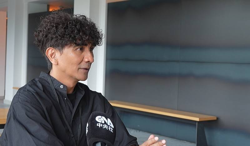 國際知名舞者布拉瑞揚來自排灣族，2015年回歸台東部落創辦同名舞團，今年舞團成立10週年，將布農族古謠與原住民狩獵傳統文化結合舞作「路吶」帶到德國，也向中央社分享10週年的回顧與展望。