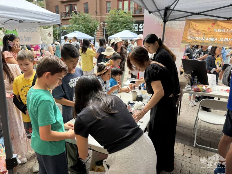 文化種子教師王怡閔捏麵人與書籤教學