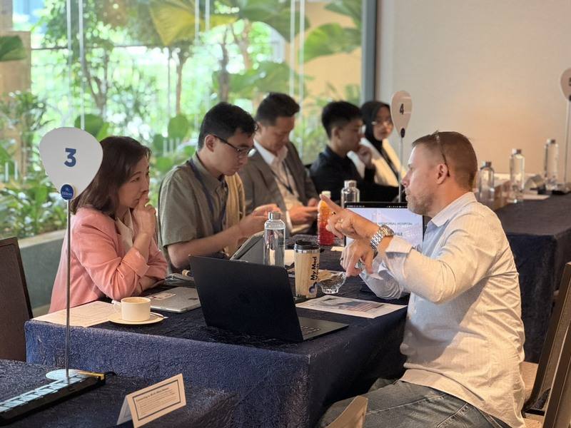 由多家醫療、保健及健康產業機構組成的台灣代表團，22日赴新加坡商務媒合活動，吸引相關業者及人士到訪交流。