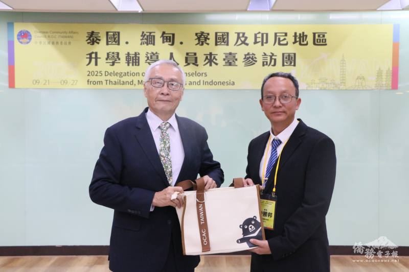 張良民致贈紀念品予尹勝邦