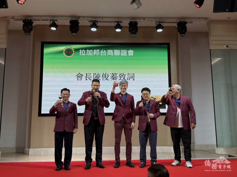 新舊任會長及幹部向與會僑胞致意