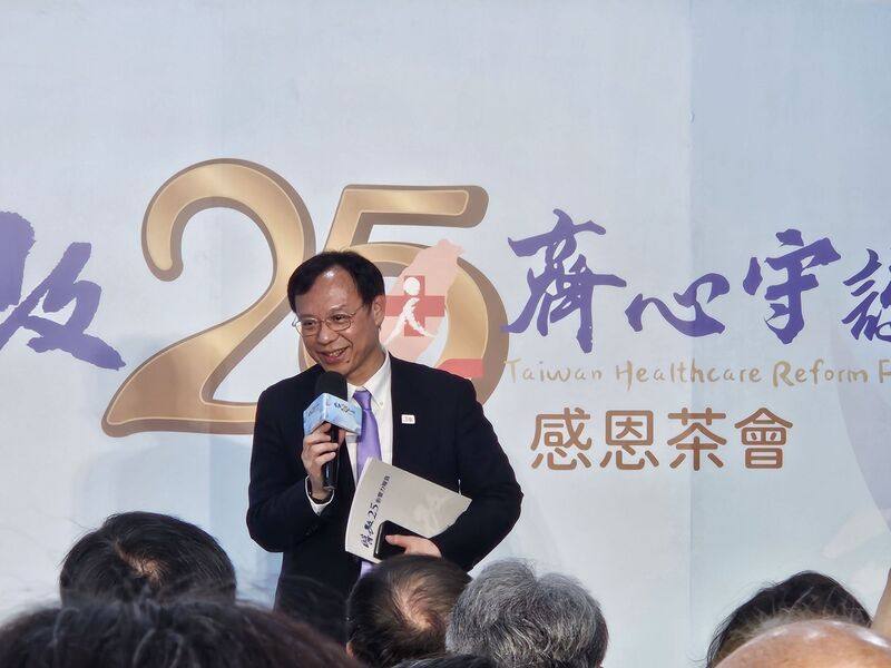 鑑於近期連續發生多起醫學美容重大死亡事故，衛福部長石崇良宣布將推動改革。圖為石崇良21日出席台灣醫療改革基金會25週年感恩茶會。