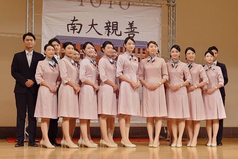 國立台南大學22日下午舉辦114年國慶禮賓接待學校記者會，安排將執行國慶任務的親善大使團員展現培訓成果，並展示以粉紅色為主調的全新禮賓制服