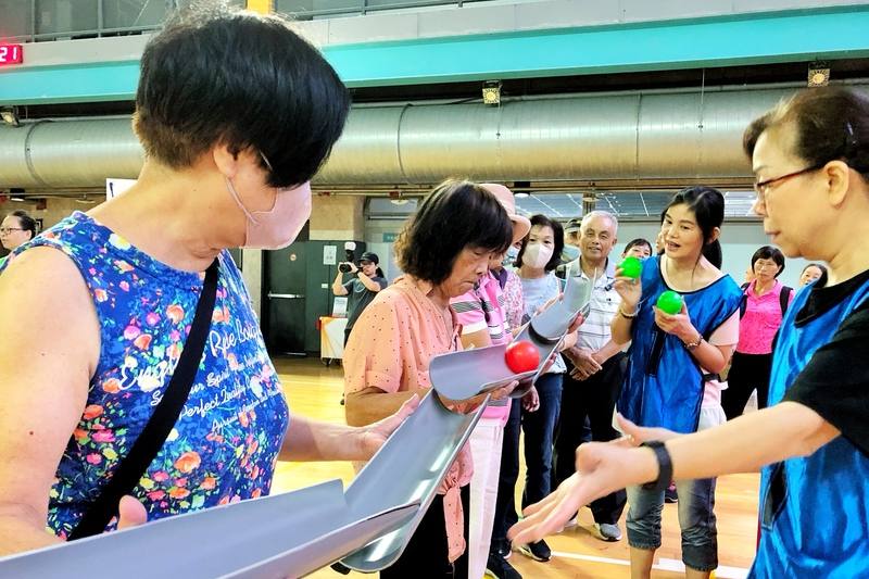 桃園市樂活重陽季活動22日起至26日連續5天，於桃園及中壢國民運動中心登場，以「銀髮桃樂園」為主題，規劃趣味闖關、體適能檢測及專家講座，鼓勵長者多運動維持健康活力