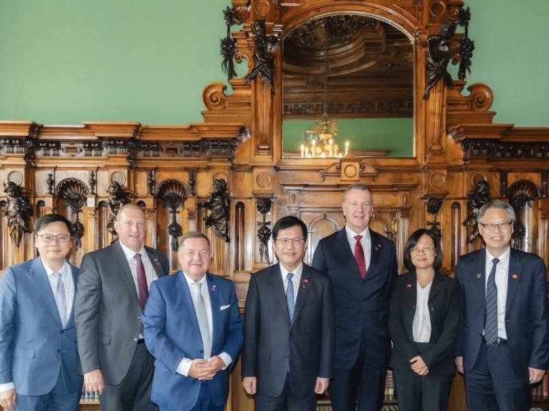 外交部長林佳龍（右四）宴請奧地利聯邦議會副議長魯伯特（Günther Ruprecht，左二）及奧台協會主席艾蒙（Werner Amon，左三）等人並合影