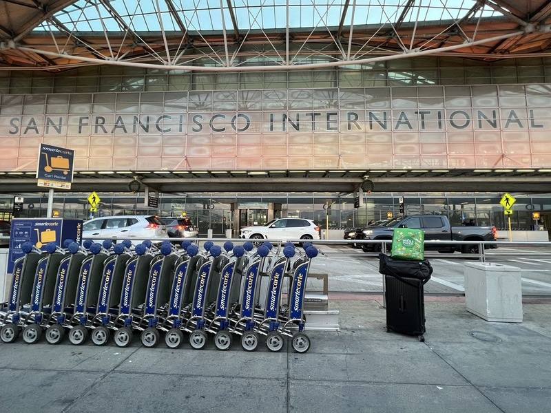 美國政府19日宣布對H-1B簽證徵收10萬美元費用，打亂不少旅美科技人士的旅遊計畫。圖為舊金山國際機場