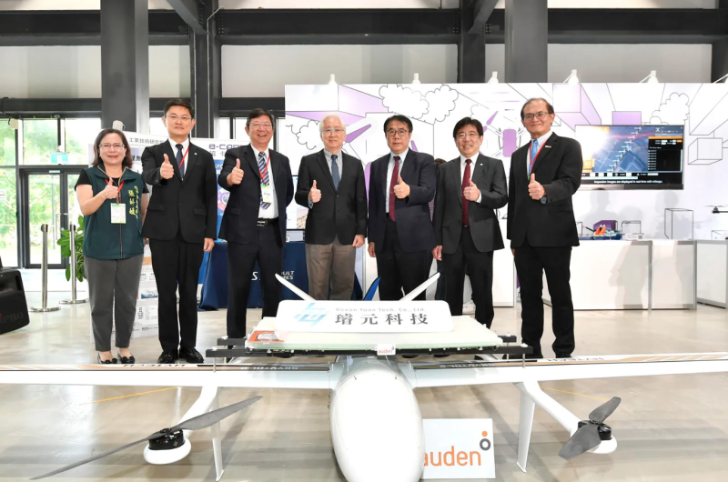 本次論壇同步舉辦「機器人與無人機產業特展」，由工研院攜手產業鏈夥伴展出最新成果，圖為璿元科技電動長航程無人機。左起為臺南市經發局局長張婷媛、工研院機械所所長張禎元、璿元科技執行長周玉端、工研院董事長吳政忠、臺南市市長黃偉哲、工研院院長劉文雄、工研院副院長胡竹生。