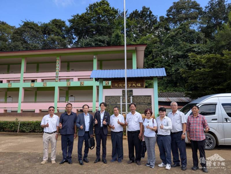 參訪三愛中學合影