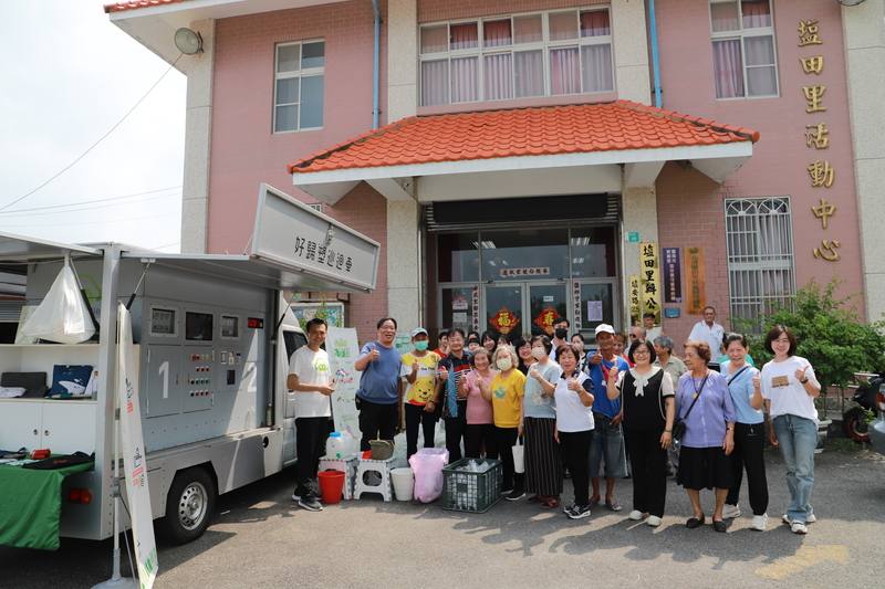 FNG世代設計股份有限公司開發移動式寶特瓶回收處理機「好歸塑專車」，省去運送到回收場路程及人工作業流程，提高回收效率，日前前進台南市安南區鹽田社區，帶里民做資源回收。