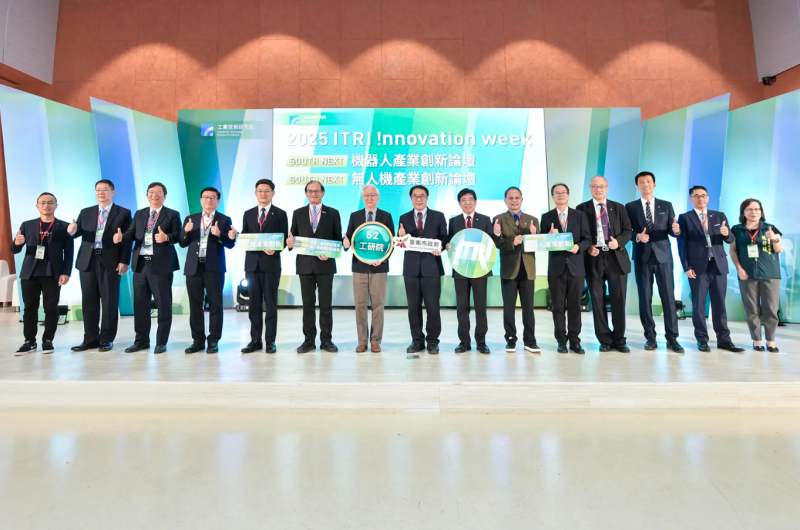 工研院舉辦機器人與無人機產業創新論壇，左起為赫侖執行長羅元玠、誼卡科技總經理周志宜、璿元科技執行長周玉端、盟立集團執行長林世東、工研院機械所所長張禎元、工研院副院長胡竹生、工研院董事長吳政忠、臺南市市長黃偉哲、工研院院長劉文雄、工研院副總暨服科中心執行長鄭仁傑、友嘉實業總經理繆武良、凌羣電腦總經理劉瑞隆、福寶科技執行長巫震華、工研院業發處處長傅如彬、臺南市經發局局長張婷媛。